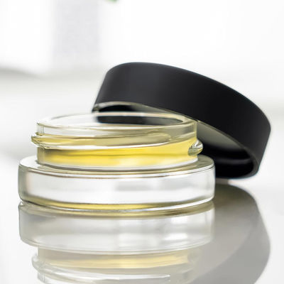 Jarrones de vidrio cosmético grueso de perfil bajo de 7 ml con tapas negras para crema de bálsamo labial de aceite concentrado